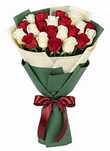 Букет Микс из красных и белых роз в Шыгырдан