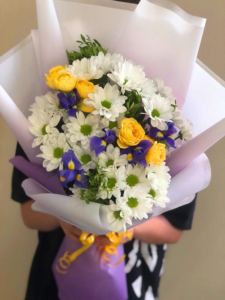 Букет цветов из: Ирисы, Хризантемы и Розы в Шыгырдан