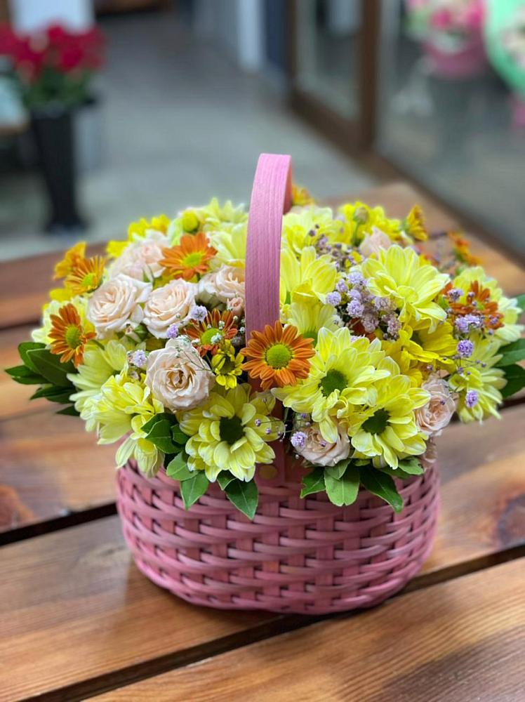 Цветочная композиция из Хризантемы и Розы в корзине в Шыгырдан