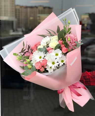 Букет цветов из: Розы, Лизиантусы и Хризантемы в Шыгырдан