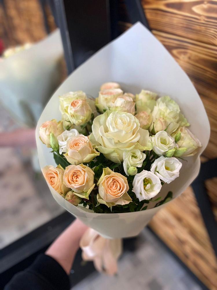 Букет цветов из: Розы и Лизиантусы в Шыгырдан